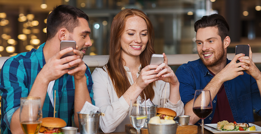 Ponte de pie contra el cuello del texto